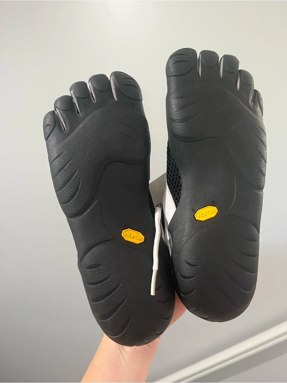 Vibram FiveFingers Kids Black White Gray Toe Sneakers Youth 42 Speed Youth NWT